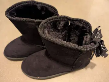 리본 포함 블랙 어그 부츠