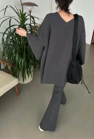 willfully 그레이 V넥 플레어 팬츠 셋업