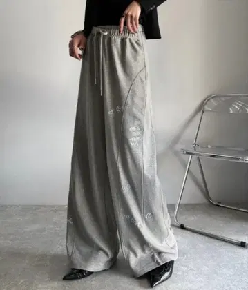 Classical Elf 랜덤 자수 쭈리 맨투맨 와이드 팬츠