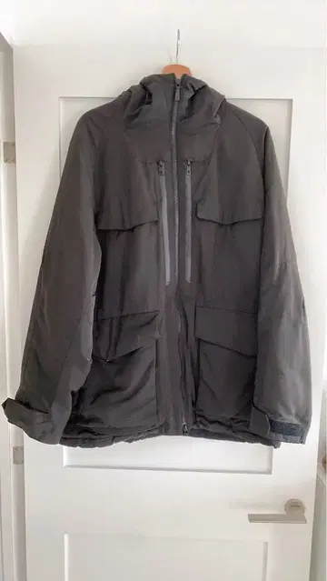 유니클로 화이트 마운티니어링 하이브리드 다운