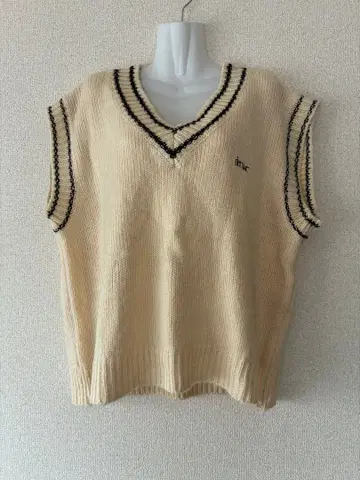 amr 아이보리 V넥 니트 베스트