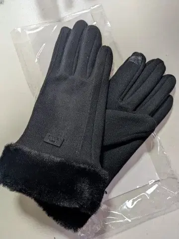 플리스 퍼 달린 검은색 장갑