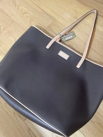 다크 브라운 토트백 내 포켓 부착