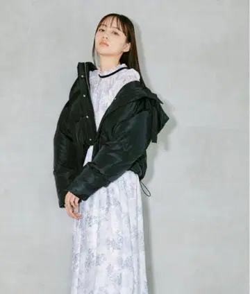 JILLSTUART 숏 기장 다운 자켓 후드 부착 블랙