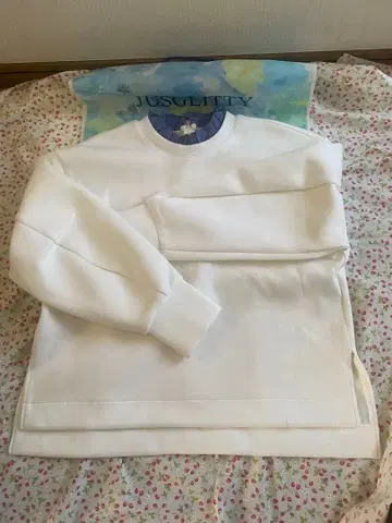 재스그리티 프릴 달린 블루 옷깃 화이트 맨투맨