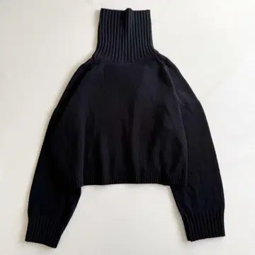 새상품급 두지엠 클라세 크롭 터틀넥 23AW 블랙