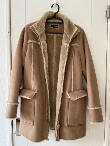 베이지 플리스 라이닝 무스탕 코트