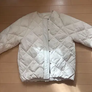 화이트 퀼팅 다운 자켓