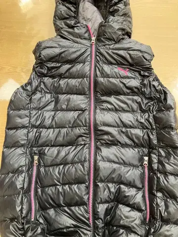 PUMA 블랙 다운 베스트 핑크 자수 로고