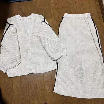 니트 가디건과 스커트 셋업 루즈핏