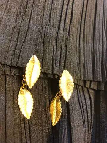 Napier 골드 잎 디자인 귀찌