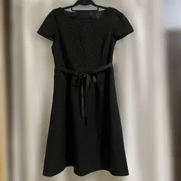 Krone 블랙 반팔 무릎 기장 원피스 114R