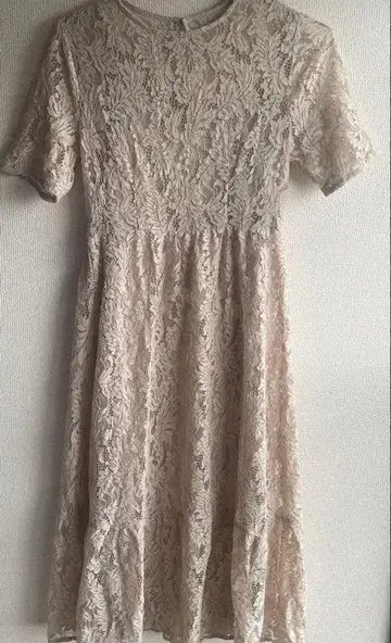 결혼식에 사용할 수 있는! 베이지 레이스 반팔 무릎 아래 기장 원피스