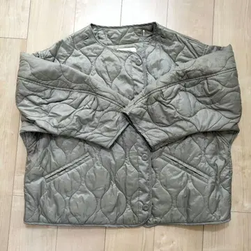 프리크스토어 카키 퀼팅 자켓 슬리브리스