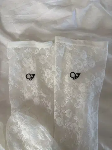 the Virgins 레이스 꽃무늬 삭스 화이트