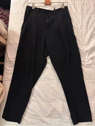 ATTACHMENT 블랙 플리츠 슬랙스