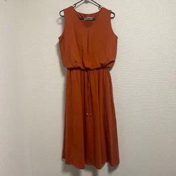 CIRCLE McBEE 슬리브리스 무릎 기장 원피스