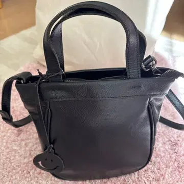 가죽 숄더백 블랙 스마일 참 포함