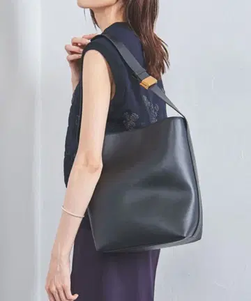 유나이티드 애로우즈 스퀘어 원숄더 백 블랙