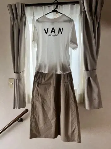 VAN 화이트 T셔츠 & VAN 스커트