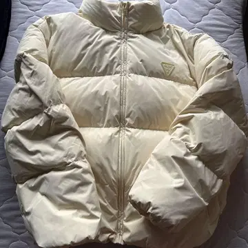 GUESS 크림색 다운 자켓