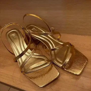 골드 스트랩 샌들 스퀘어힐