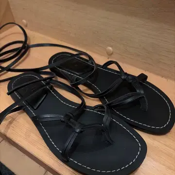 블랙 스트랩 샌들 오픈토