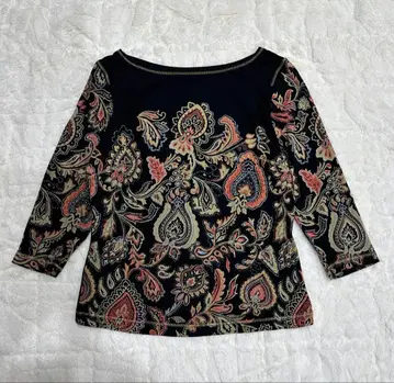 꼼뜨 페이즐리 무늬 상의 새상품급