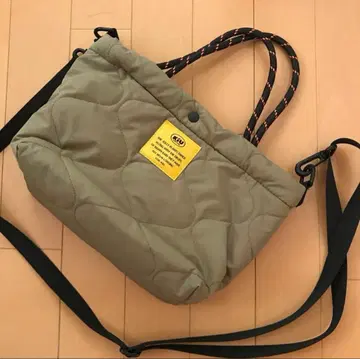 KIU 퀼팅 숄더백 옅은 카키색