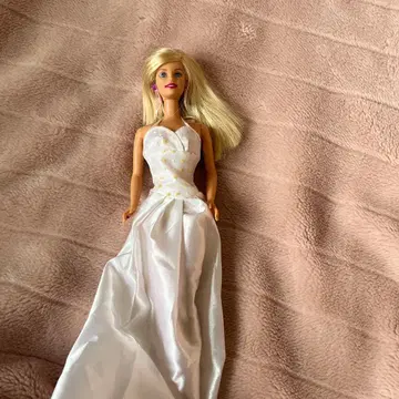 바비 인형 화이트 드레스