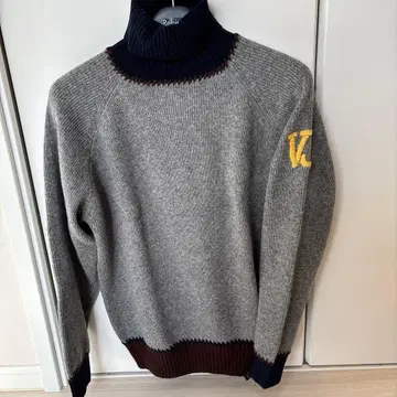 van 그레이 터틀넥 스웨터 VJ 자수