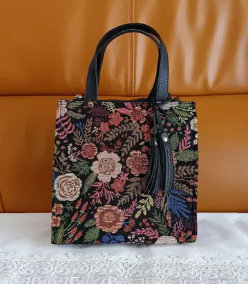 태슬 달린 스퀘어 토트백