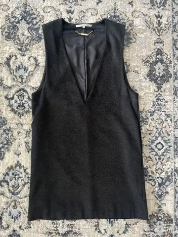 GOUT COMMUN 블랙 슬리브리스 V넥 원피스