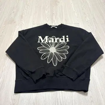 Mardi 플라워 프린트 맨투맨 블랙 크림