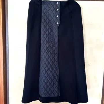 블랙 플레어 스커트 퀼팅 디자인