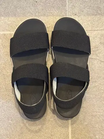KEEN 블랙 스트랩 샌들