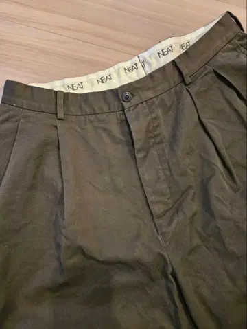 NEAT 다크 올리브 치노 팬츠 50