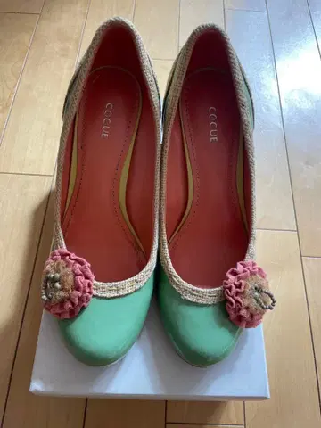 COCUE 꽃 장식 힐 펌프스 약 23.5