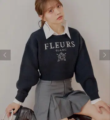 Chico 옷깃 탈부착 로고 자카드 숏 니트