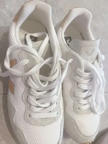 VEJA 화이트 스니커즈