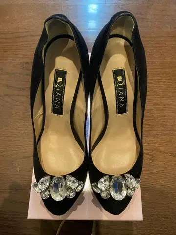 DIANA 비쥬 장식 블랙 하이힐