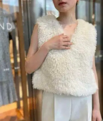 화이트 퍼 베스트 슬리브리스