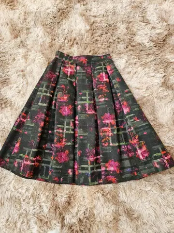 ANAYI 플리츠 스커트 다크 그린과 블랙과 핑크 꽃무늬
