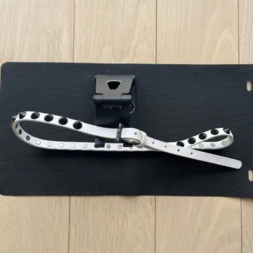 스터드 장식 화이트 가죽 벨트