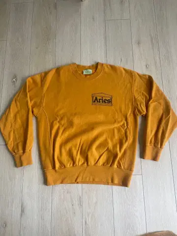 Aries 머스타드색 맨투맨