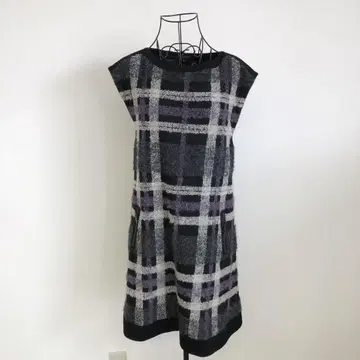 인디비 슬리브리스 무릎 기장 원피스 체크 무늬