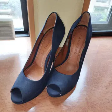 CARRANO 네이비 오픈토 하이힐