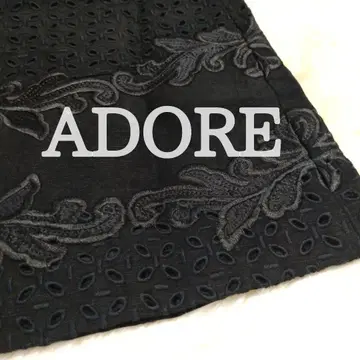 새상품급 미사용 ADORE 어도어 블랙 자수 스커트
