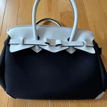 리본 포함 블랙 화이트 토트백