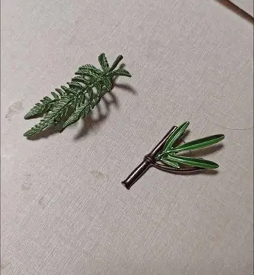 그린 컬러 잎사귀 브로치